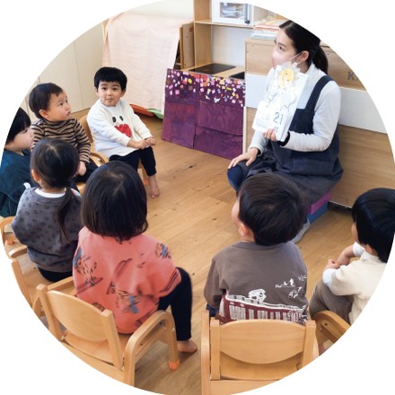 ネイティブの先生と英語で過ごす園児たち